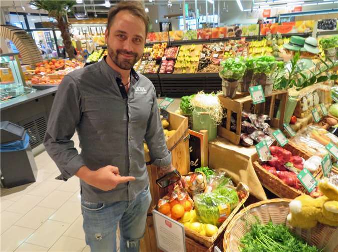 Nico Grunert und seine aufsehenerregende Obst/Gemüse-Schenkstation.Fotos: MKA