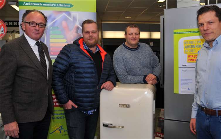 Nico Günther (2. v.l.) ist der Gewinner der Klimaschutz-Aktion, die die Stadt Andernach gemeinsam mit der Firma SP:Hartung ins Leben gerufen hat. Gesucht wurde der älteste Kühlschrank Andernachs, und das Gerät von Nico Günther hat fast 70 Jahre auf dem Buckel. Für sein Altgerät erhielt er im Beisein von Oberbürgermeister Achim Hütten (li.), SP:Hartung-Inhaber Ralf Matheus und von Klimaschutzmanager Sebastian Schnatz (re.) einen modernen Kühlschrank mit höchster Energieeffizienzklasse.Stadt Andernach/Maurer