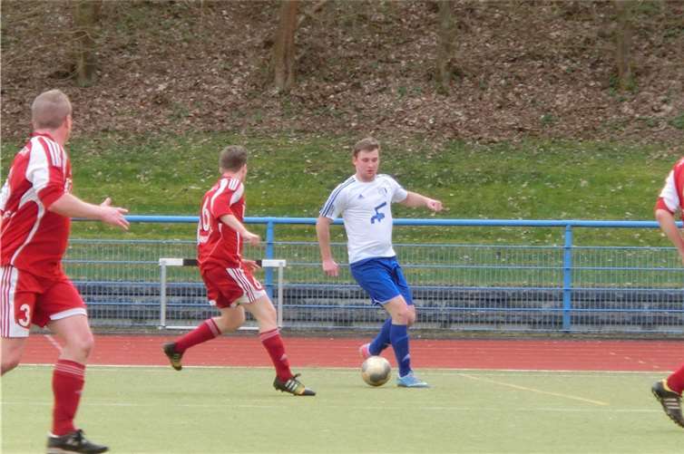 Nico Heyer (Mitte) machte mit seinem 1:0-Führungstreffer den Ochtendungern Mut. Das 1:1-Resultat half seinem Team am Ende nicht weiter. privat