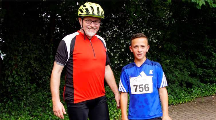 Nico Kilian (re.) sicherte auf der 4,2km-Distanz den zweiten Platz für Alsbach. Dietmar Weber (li.) gehört zu den Gastgebern.