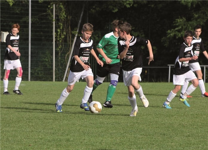 Nico Mies (am Ball) verdiente sich mit klugen Pässen und hohem Laufpensum ein Sonderlob des Trainers.  Privat