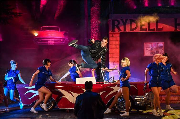 Nico Schweers als „Kenickie“ in „Grease“. Foto: Florian Miedl