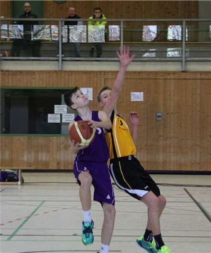 Nico Teichert im Zweikampf gegen einen Spieler der Telekom Baskets. privat