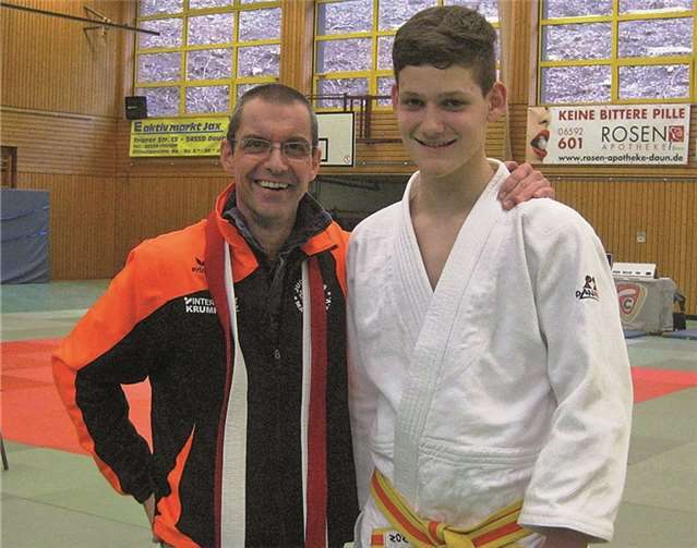 Nico Ternes vom Judo Club Maifeld e.V. mit Coach Wolfgang Röser nach dem Gewinn der Bronzemedaille in der U18 bis 81kg beim Internationalen Vulkaneifelturnier in Daun.JC Maifeld