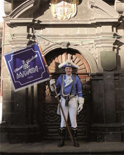 Nico Zilliken ist der Standartenträger.