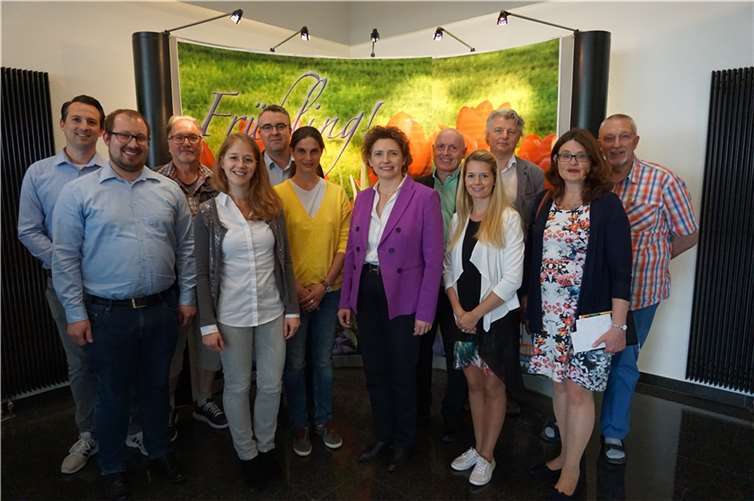 Nicola Beer (Mitte) mit weiteren Mitglieder der FDP und den Prokuristinnen des Krupp Verlags Susanne Tack und Corinna Krupp.
