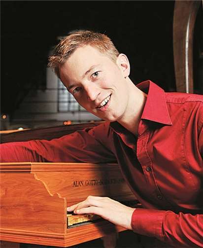 Nicolas Achten tritt auf Burg Brohleck auf.