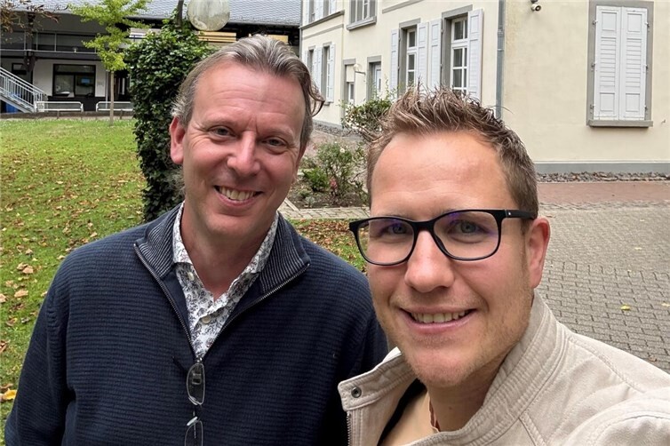 Nicolas Cordes im Austausch mit Schulleiter Dr. Ingo Schnell. Foto: privat