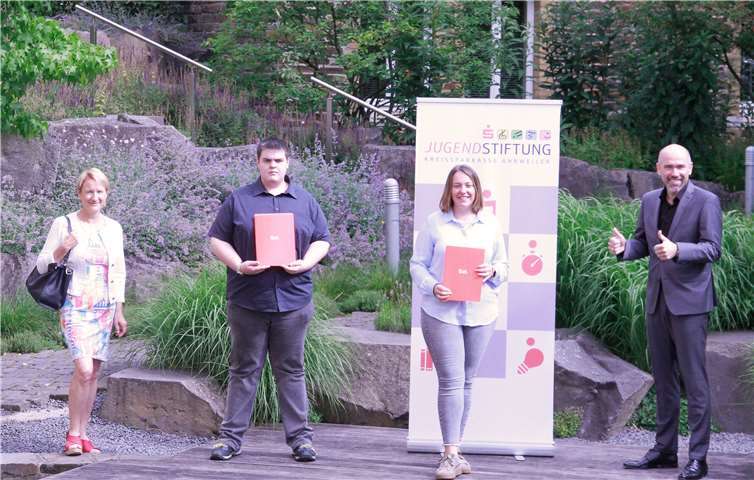 Nicolas Häger (2. v. l.) und Louisa Hansen (2. v. r.) freuten sich gemeinsam mit OStD Gundi Kontakis (l.), Schulleiterin der Berufsbildenden Schule des Landkreises Ahrweiler, über die Förderpreise der Jugendstiftung der Kreissparkasse Ahrweiler aus den Händen von Guido Mombauer (r.), Vorstand der Jugendstiftung der Kreissparkasse Ahrweiler. Foto: KSK