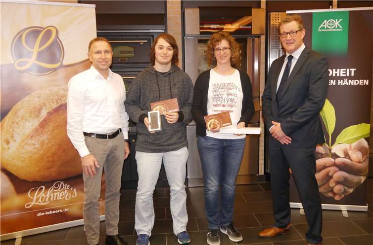 Nicolas Jung und Monika Bruckner freuen sich über ihre Preise, die ihnen von Helmut Moll (l.) und Manfred Pesch (r.) überreicht wurden.  privat