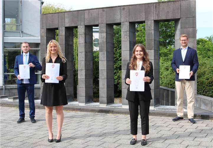 Nicolas Maxeiner, Jessica Roos, Laura Thilmann und Daniel Kronenberg (v.li.) sind nun Beamte auf Lebenszeit.Fotos: VG Weißenthurm