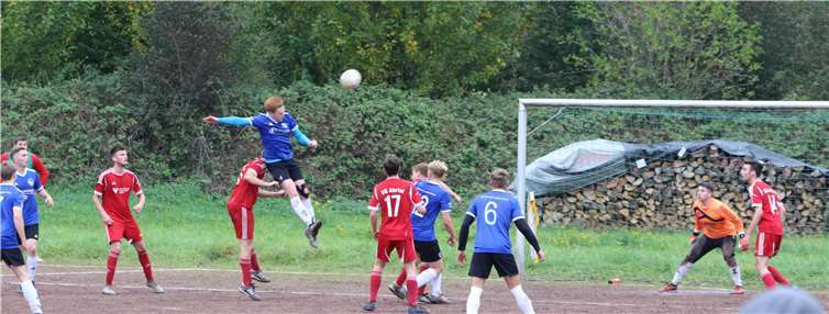 Nicolas Neukirchen köpft den 2:2-Endstand. Foto: privat