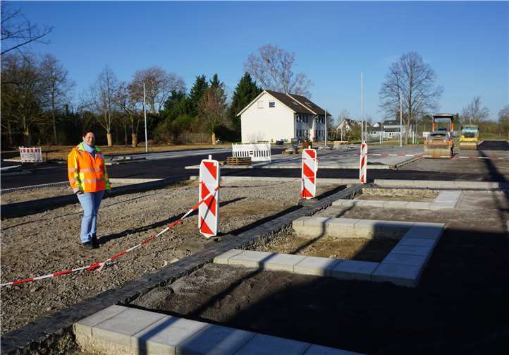 Nicole Danziger, Fachbereich Gemeindeentwicklung, besichtigt die Baustelle.Quelle: Gemeinde Swisttal