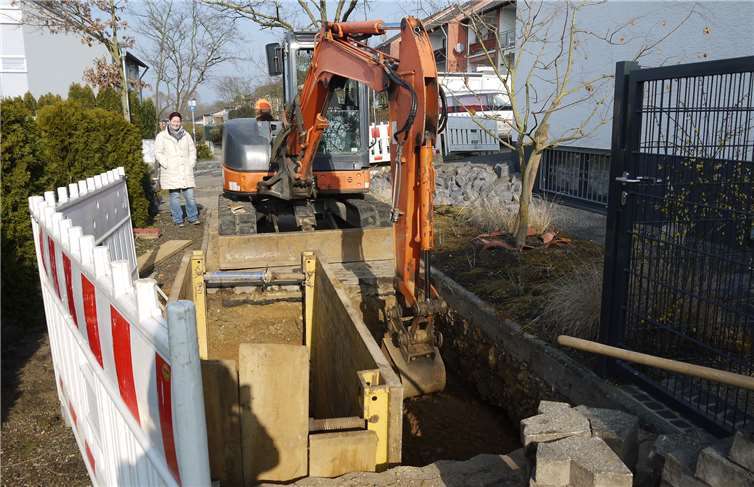 Nicole Danziger besichtigt vor Ort den Fortschritt der Kanalsanierung.