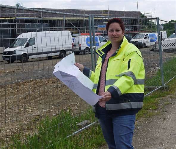 Nicole Danziger vom Fachbereich Gemeindeentwicklung der Gemeinde Swisttal auf der Baustraße vor der künftigen Rettungswache. Privat