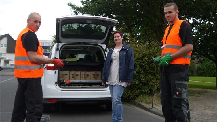 Nicole Danziger von der Gemeinde Swisttal mit Markus Jacob (l.) und Nico Pfeil, Mitarbeiter der Fachfirma.Gemeinde Swisttal