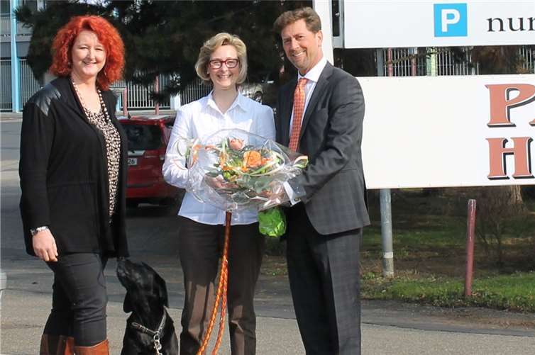 Nicole Deckarm (links), Mitarbeiterin der Bad Hönninger Tourist-Info und Detlef Odenkirchen, Leiter der Abteilung Strukturentwicklung und Tourismusförderung der VG Bad Hönningen gratulieren Marita Schmitz (Mitte) zum 25-jährigen Parkhotel Bad Hönningen. privat
