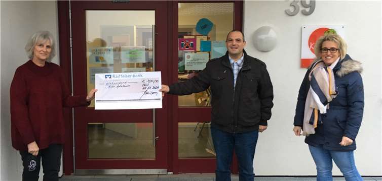 Nicole Deckers-Mülfarth (r.) und Jan Kindel übergaben einen Scheck über 100 Euro an Gabriela Schneider, Leiterin der Kita „Apfelbaum“. Foto: privat