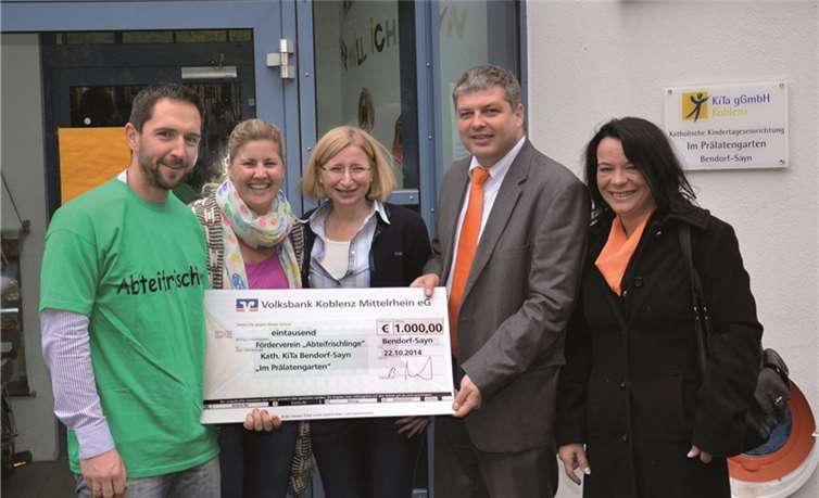 Nicole Galler (M.) und Daniel Lemke (l.) vom Förderverein „Abteifrischlinge“ freuten sich mit KiTa-Leiterin Simone Stoffels (2.v.l.) über den Besuch von Teilmarktleiter Ralf Weinand (2.v.r.) und Kundenberaterin Heike König (r.).privat