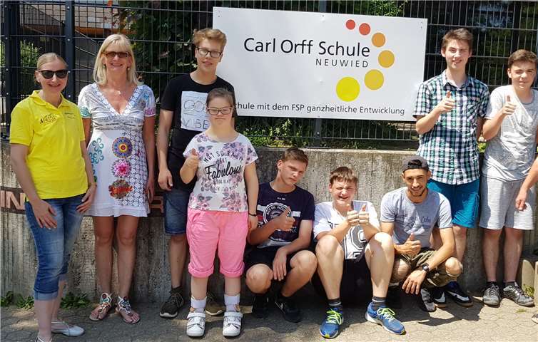 Nicole Galler (l.) und Petra Weinand vom Ententeam mit den aktiven Schülern der Carl-Orff-Schule Engers.Foto: privat