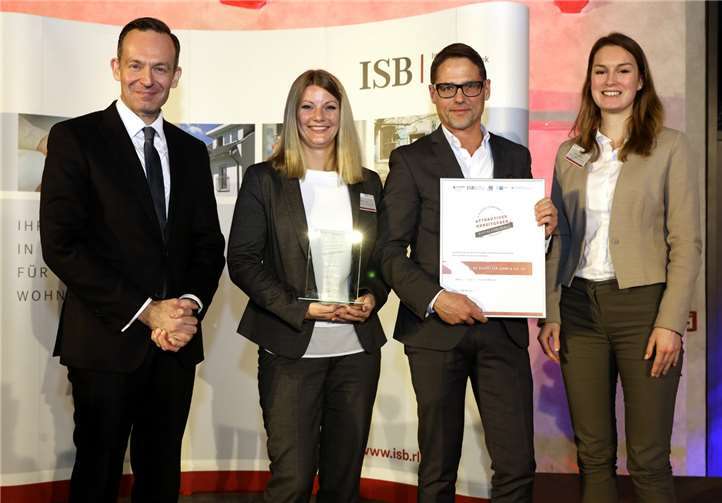 Nicole Guse, Expertin Recruiting & Employer Branding (Mitte li.) und Personalleiter Dr. Joachim Witte (Mitte re.) nahmen die Auszeichnung „Attraktiver Arbeitgeber Rheinland-Pfalz 2017“ für Griesson - de Beukelaer entgegen.privat