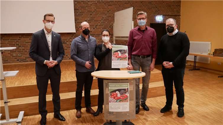 Nicole Hagen (Mitte) und Manuel Schneider-Scheyer (2.v.li.) setzten sich in ihrem Vortrag gegen Lebensmittel in Dosen, Aufbewahrungsmitteln aus Kunststoff, Flaschen und Spielzeug aus Kunststoff, Kosmetika mit synthetisch hergestellten Duftstoffen, Kontakt mit Thermopapier und anschließende Berührung von Lebensmitteln und für die Ernährung mit Bio-Lebensmitteln ein.Foto: privat