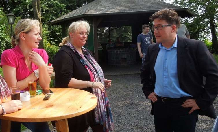 Nicole Halft, die Vorsitzende Britta Löhr-Eich und Ortsbürgermeister Frank Becker.privat