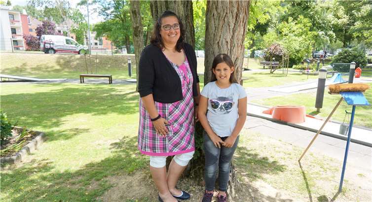 Nicole Hansen mitsamt ihrer Tochter an der Minigolf-Anlage in Bad Bodendorf.Fotos: ROB