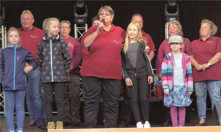 Nicole I. wurde von Gaby Stiebitz auf der Marktplatzbühne vorgestellt, es gab viel Beifall für die zukünftige Prinzessin. WM