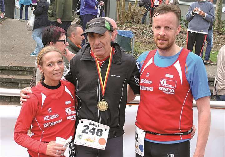 Nicole Krämer/HM, Robert Gotto/Marathon und Ivo Baumgart/HM am Start beim Vulkan-HM am 1. Mai in Mendig.privat