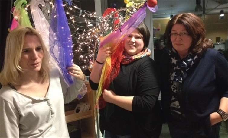 Nicole Ling (v. l.), Lisa Stoßhoff und Silke Naunheim bei der Präsentation des Snoezelen-Konzepts. privat