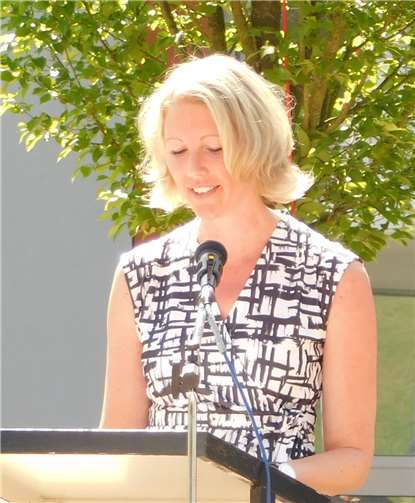 Nicole Lohe, die kommissarische Schulleiterin, begrüßt die Gäste.