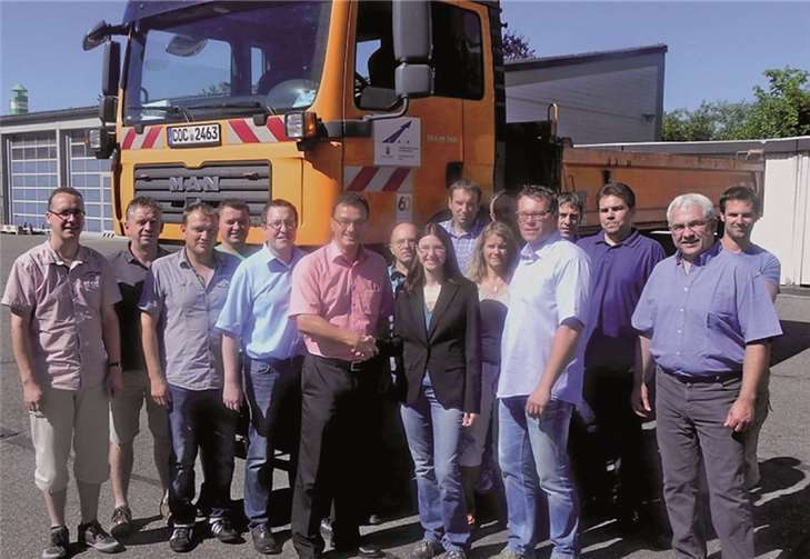 Nicole Marzi wird im Kreis der Straßenmeisterei Sinzig willkommen geheißen.privat