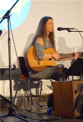 Nicole Mercier ist Kunst-Lehrerin, singt aber auch hervorragend.