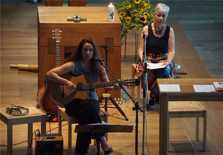 Nicole Mercier stellte einige ihrer tiefsinnigen Lieder vor.