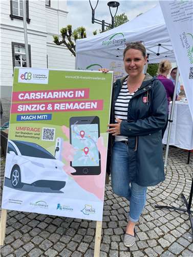 Nicole Müller am Stand des eCB-KreisAhrweiler beim E-Autotag im Mai in Sinzig. Foto: privat