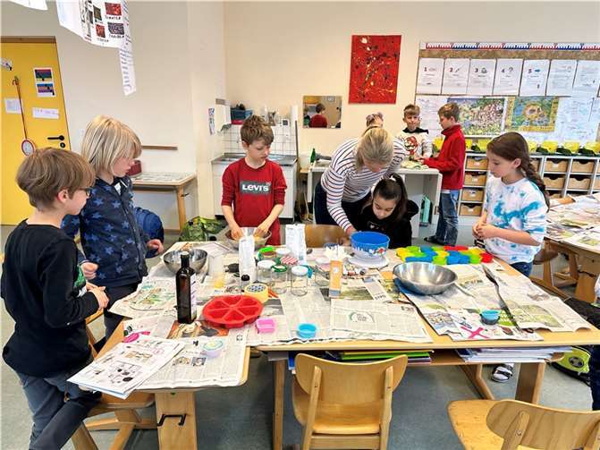Nicole Otten, Mutter eines Schülers, kam an zwei Vormittagen in die Schule und nahm sich die Zeit, gemeinsam mit den Viertklässlerinnen und Viertklässlern alternative Kosmetik- und Verpackungsprodukte herzustellen.  Fotos: Janina Winzen