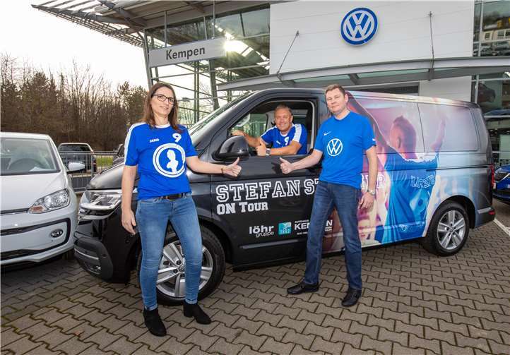 Nicole Reif und Markus Behrens vom Autohaus Kempen übergaben den neuen Tourvan an Mallorca-Star „Stefan Stürmer“ (Mitte).Foto: CEW