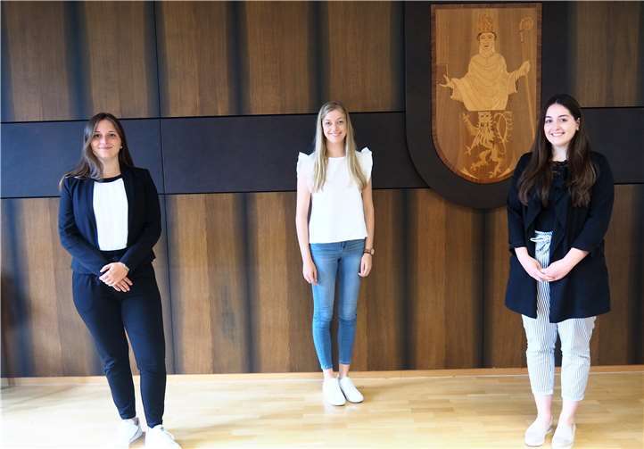 Nicole Schlegel, Mona Klaasen und Lena Dames (v.l.n.r.) haben ihre Ausbildung zur Verwaltungsfachangestellten erfolgreich abgeschlossen. Foto: Stadt Bendorf