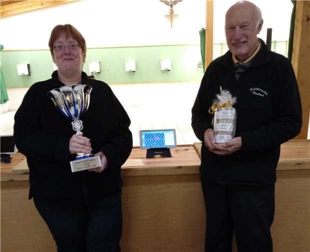 Nicole Schneider - Siegerin Wanderpokal (links) und Martin Backhaus - Wurstkönig (rechts).privat