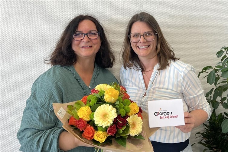 Nicole Schröder von der evm übergibt den Gutschein über 1.000 Euro für das Reisebüro Görgen in Vallendar an die glückliche Gewinnerin Chrstine Unger aus Remagen. 