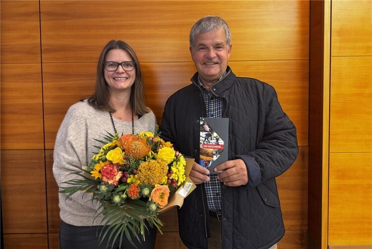 Nicole Schröder von der evm übergibt den Gutschein über 2.000 Euro von Fahrrad Franz an den glücklichen Gewinner Roland Goerke. Foto: Johanna Berenz.