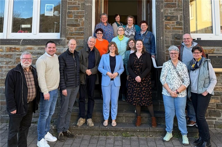 Nicole Steingaß erläuterte den Teilnehmenden die neuen gesetzlichen Regelungen und ging auf zusätzliche Möglichkeiten für eine würdevolle Bestattung ein.