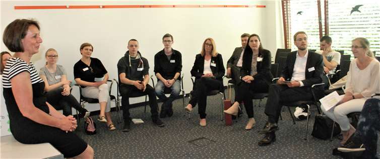 Nicole Westig im Gespräch mit den Altenpflegeschülern über Fragen der Reform der Ausbildung der Pflegeberufe.