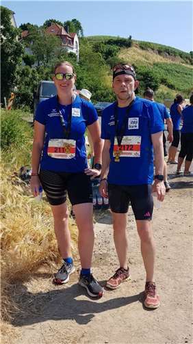 Nicole und Gösta sind glücklich im Ziel angekommen.  Foto: Klaus Dingeldein