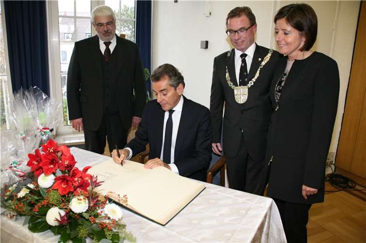 „Nie schweigen!!!“ trägt Gedenkredner Dr. Michel Friedman in das Goldene Buch der Stadt Mayen ein im Beisein von Michael Hörter (v.l.) als Landesvorsitzender des Volksbundes, Oberbürgermeister Wolfgang Treis und Ministerpräsidentin Malu Dreyer. Fotos: WE