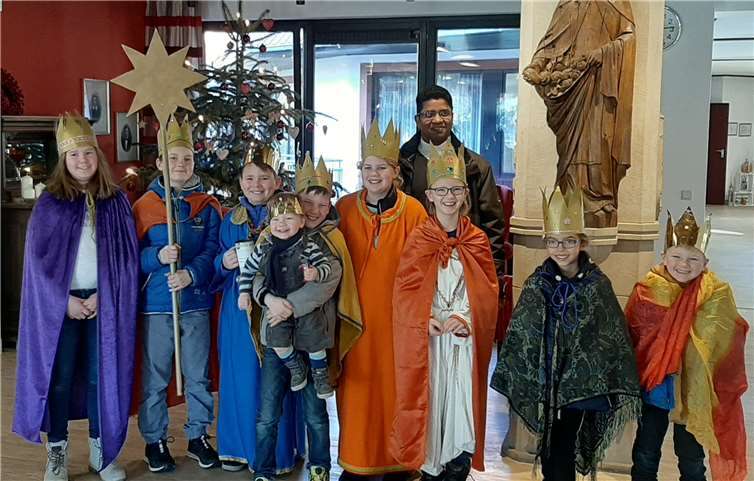 Niederbachemer Sternsinger in Begleitung von Kaplan Chelamparambath besuchen am Dreikönigstag die Bewohner des Limbachstifts in Berkum.Foto: S. Klemmer