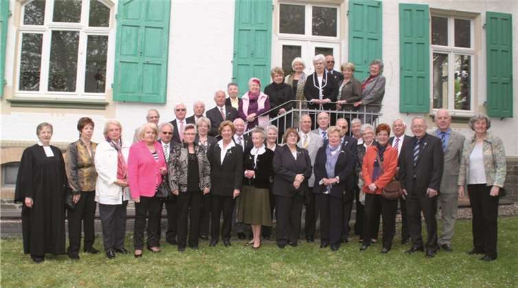 Niederbieber. Die Diamant-Konfirmandinnen und -Konfirmanden des Jahrgangs 1939/40 in der „Erzbischof-Hermann-zu-Wied-Gedächtniskirche“ feierten in Niederbieber das Fest der diamantenen Konfirmation. Nach einem festlichen Gottesdienst traf man sich mit den Angehörigen und Freunden zu einem gemeinsamen Mittagessen. Danach fand eine Führung durch die fast tausendjährige Kirche statt. Um 15 Uhr traf man sich im Gemeindehaus zu einem gemeinsamen Kaffeetrinken, das Gelegenheit bot, Erinnerungen aus den vergangenen Jahrzehnten auszutauschen. privat