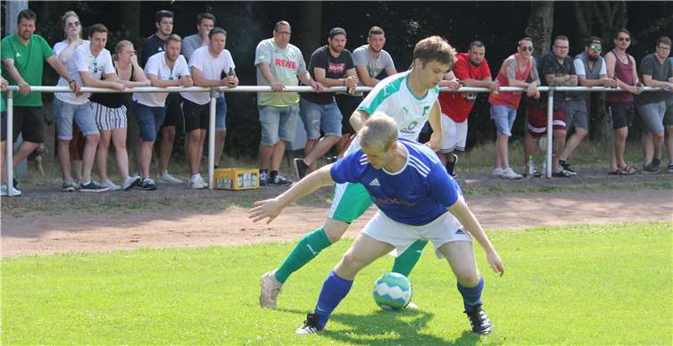 Niederbieber wehrte sich lange gegen den SV Leutesdorf. Am Ende aber setzten sich dann doch noch die Gäste vom Rhein souverän durch uns siegten glatt mit 3:0. Foto: Tom Hardt
