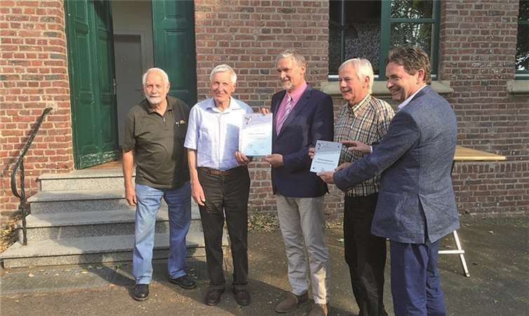 Niederdrees erhielt die Auszeichnung „Schwalbenfreundliches Dorf“ in Form einer Urkunde und einer Plakette, begleitet von Glückwünschen. privat